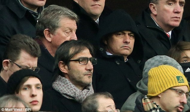 Ngồi bên cạnh “Mou” là HLV trưởng tuyển Anh Roy Hodgson.